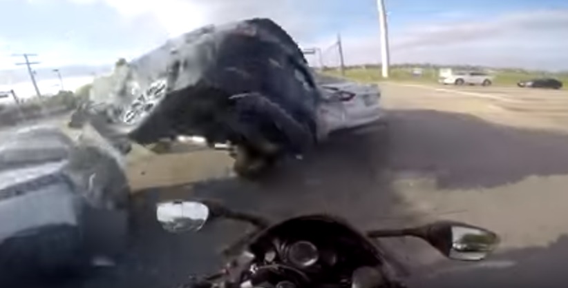 Durva balesetet rögzített a motoros kamerája