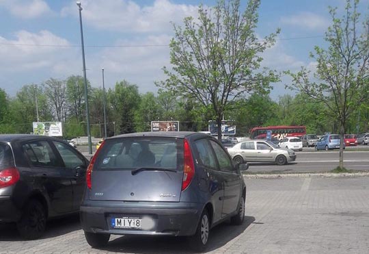 Összetörték a pólusnál és van szemtanú! Keressük a tulaját…