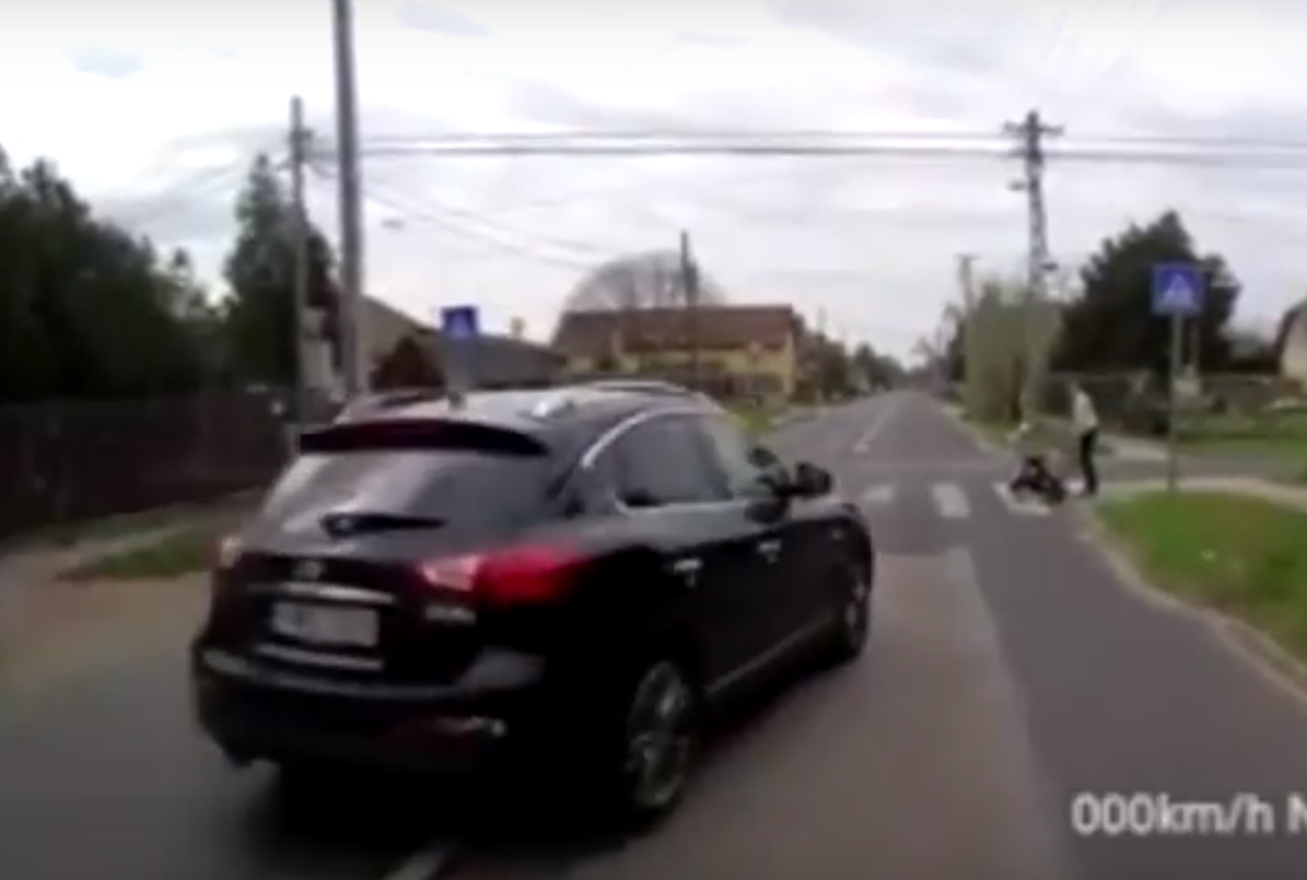 VIDEÓ: BKV busz rögzítette a babakocsist majdnem elütő budapesti tahót