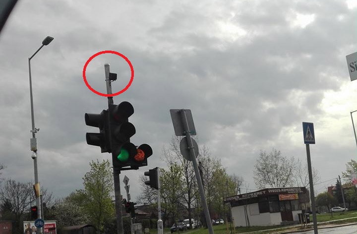 Olvasónk kérdezi! Mi a fene ez a lámpák tetején???