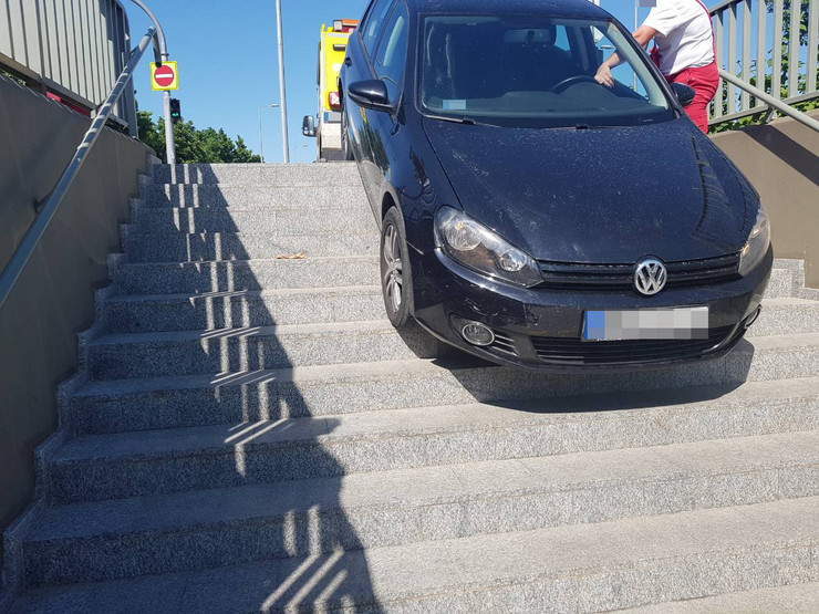 Fotók: Aluljáróba hajtott egy autós Budapesten