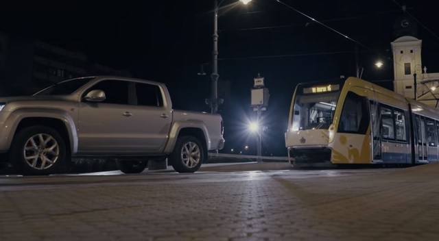 Amarokkal húzták el a debreceni villamost