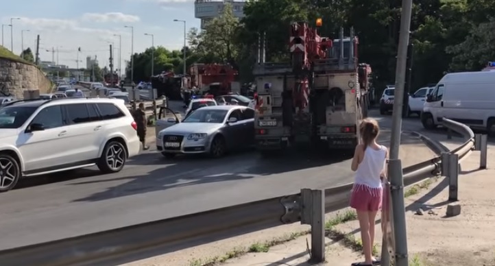 A Budaörsi úton felborult tűzoltóautó mentésére indult tűzoltóautó is balesetet okozott