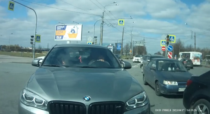 Igazi tahó módjára akart kanyarodni a BMW-s, de a másik autós megleckéztette