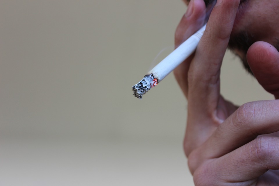 Ausztriában mostantól tilos az autóban dohányozni egy bizonyos esetben