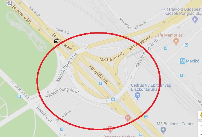 Felborult egy autó a Hungárián, nem jár az 1-es villamos se