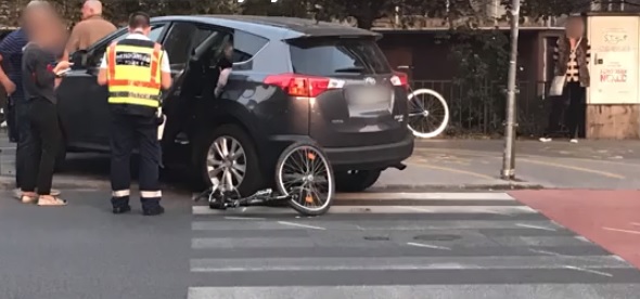 Videó: Kinek van igaza, a kanyarodó autósnak vagy az elsőbbségadás táblánál beguruló bringásnak? Mutatjuk