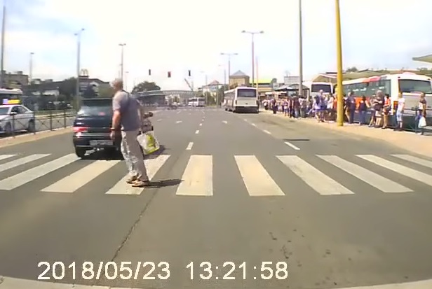 Piroson hajtott át a suzukis, majdnem elgázolta a zebrán közlekedő gyalogost