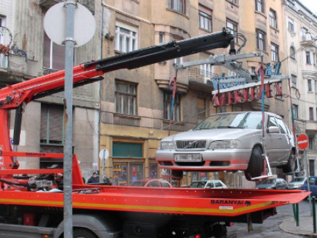 Figyelmeztetés nélkül szállították el az autókat egy filmforgatás miatt Ferencvárosban