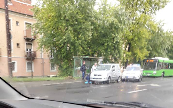 Napi pozitív: A rendőrök cserélik a kereket a néninek