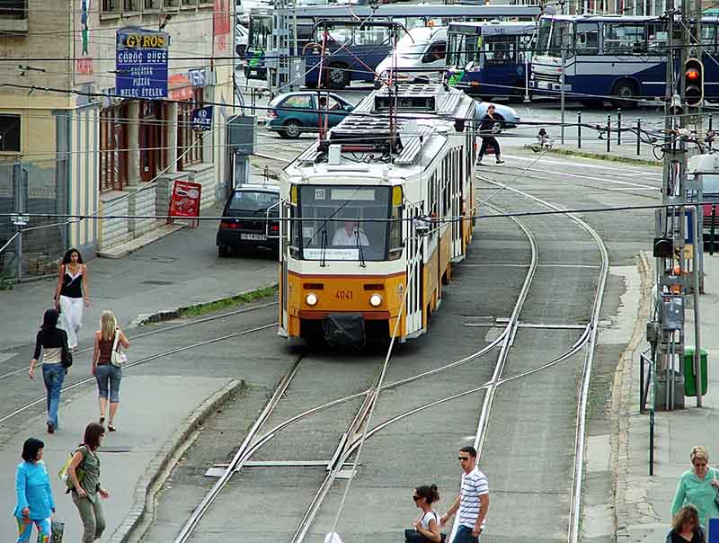 Villamossínre parkolt! Az utasok taxiköltségét is ráterhelték…