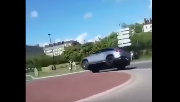 Videó- Így borul fel körforgalomban egy Mercedes-AMG GLE63