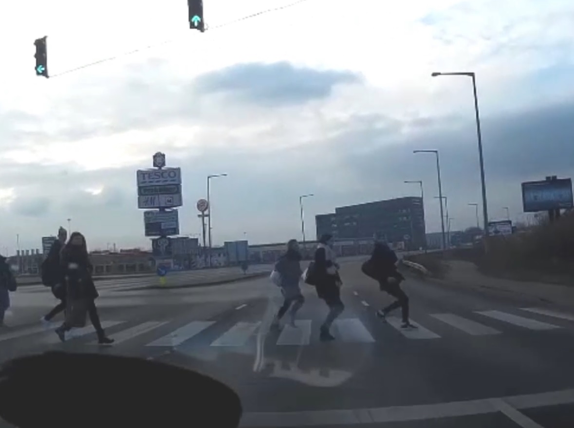 Őrült gyalogosok és a kisgyerekét vivő, piroson áthajtó, telefonáló biciklis