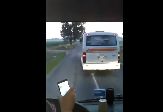 Két távolsági busz „versenyzett” egymással, az egyik sofőr a mobiljával vette a száguldozást