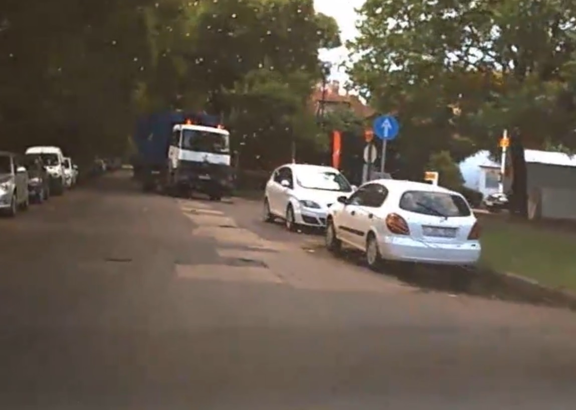 A figyelmeztető jelzés sárga villogó (forgó) lámpa feljogosít a behajtásra