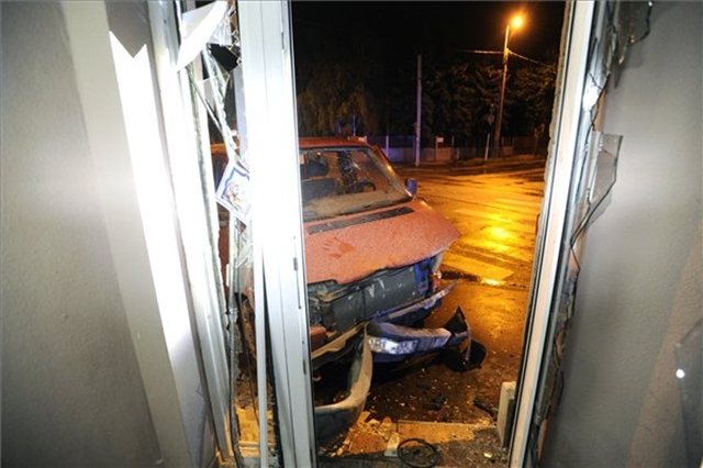 Fotók – Háznak rohant egy autó a 20. kerületben
