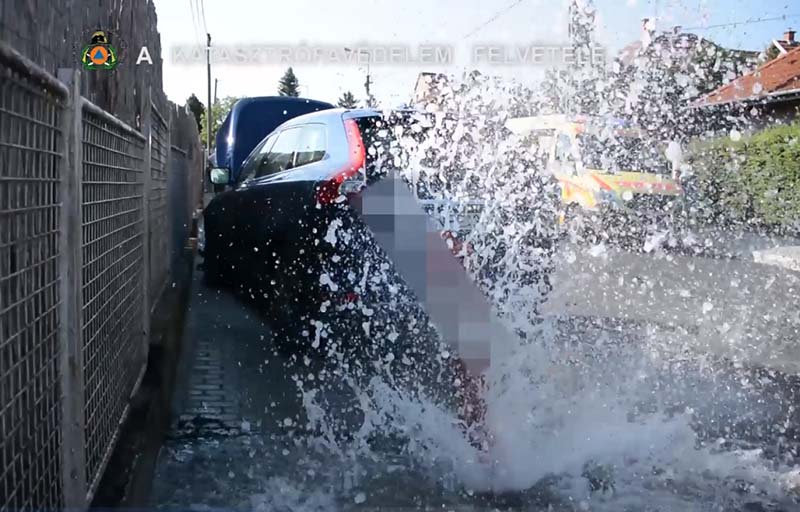 VIDEÓ: Tűzcsapból lett szökőkút két autó ütközése miatt a 16. kerületben