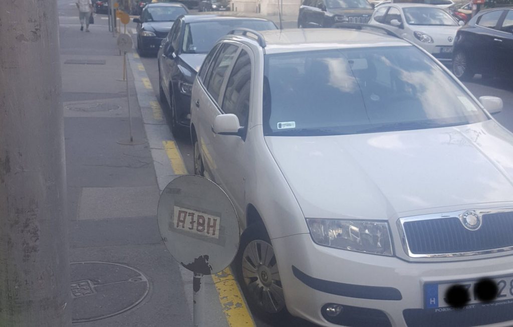 Táblákkal foglalják a parkolóhelyeket az Alapvető Jogok Biztosának Hivatala előtt