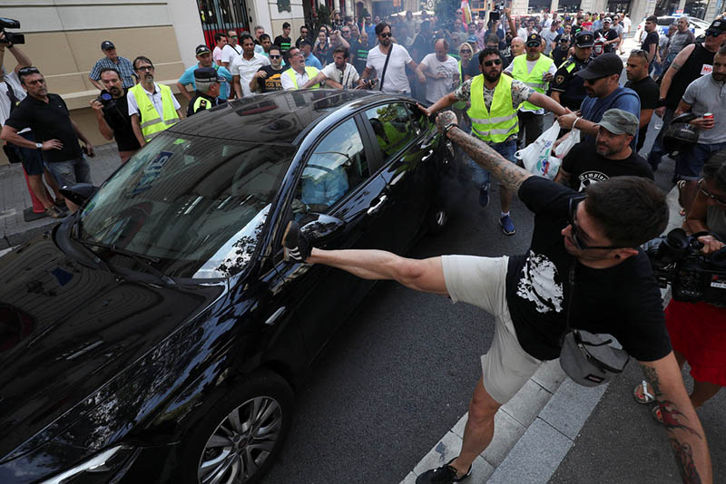 Uber-sofőrökre támadtak, majd sztrájkba léptek a taxisok Barcelonában
