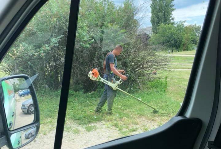 Kedves Fűkaszások és munkáltatóik! Vigyázzatok mások tulajdonára, mert van rá mód