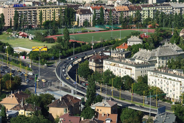 Hétfőtől egyirányúsítják a városhatár felé a BAH-csomóponti felüljárót
