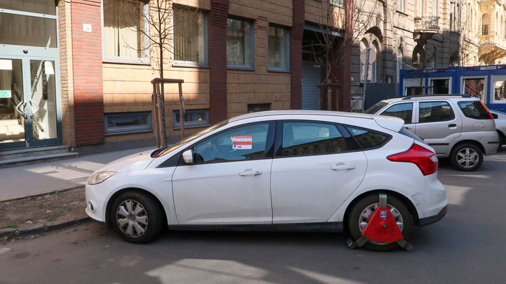 Több budapesti kerületben is dupla árat fizethetsz, ha rossz helyen parkolsz