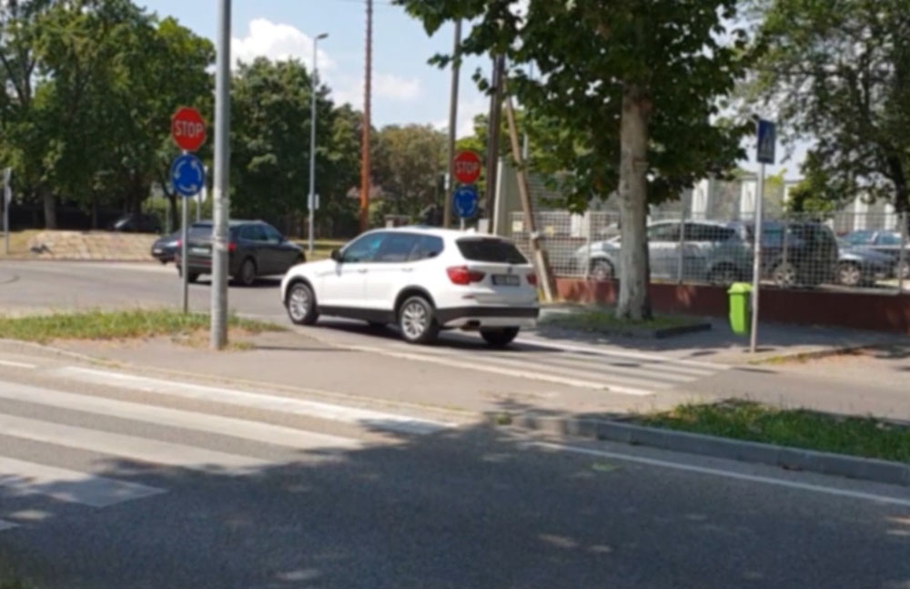 VIDEÓ: Így suhannak át az autósok a körforgalmakban elhelyezett STOP táblákon