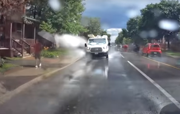 Videó – Ez a teherautós biztosan a legbunkóbb sofőr, akit valaha láttunk