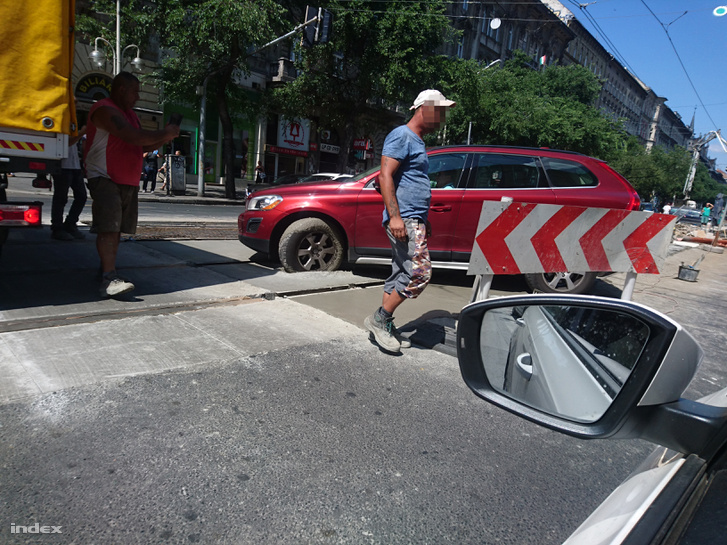 Ismét a friss betonba hajtott valaki a körúton