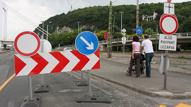 Bomba miatt gigalezárások kedd délelőtt