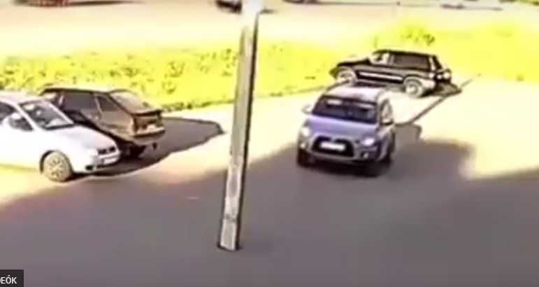 Videó – Nehezebb volt eltalálni az oszlopot, mint kikerülni, de a vezető nem ismert lehetetlent