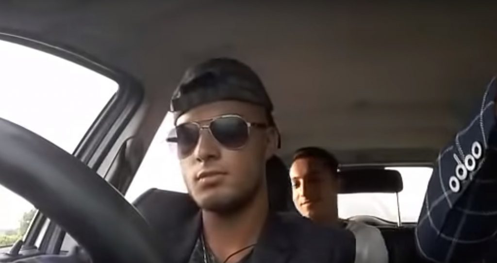 VIDEÓ: Facebookon élőzték a román tinik, ahogy hídpadkára hajtanak, és felborulnak