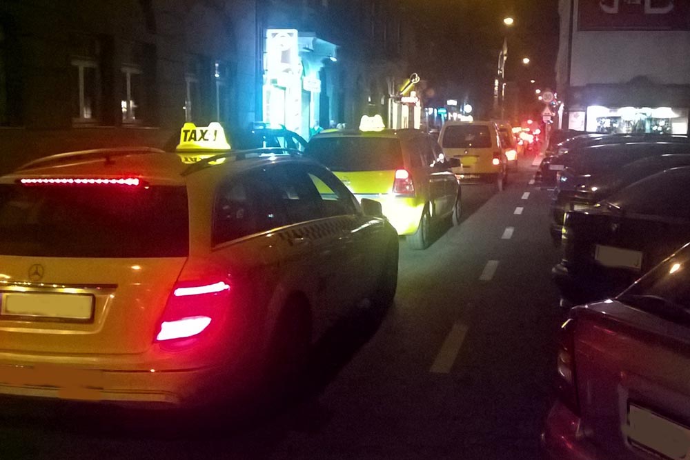 VIDEÓ: Így erőszakolják meg a taxik a bulinegyedet