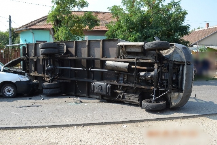 Baleset volt csütörtökön a 18. kerületben, egy autó az oldalára borult