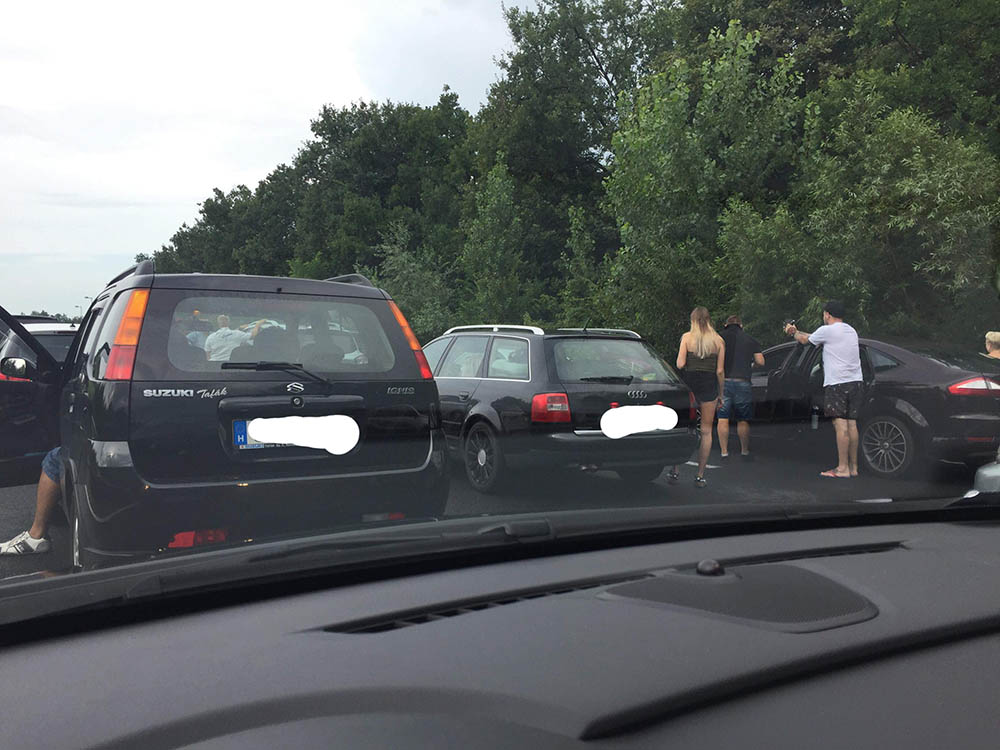 Családias a hangulat a Balaton felé az M7-sen :(