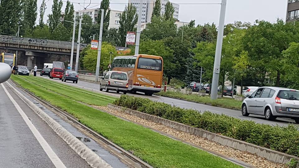 Fotó – Villamospályára hajtott, majd elakadt egy autó a 11. kerületben