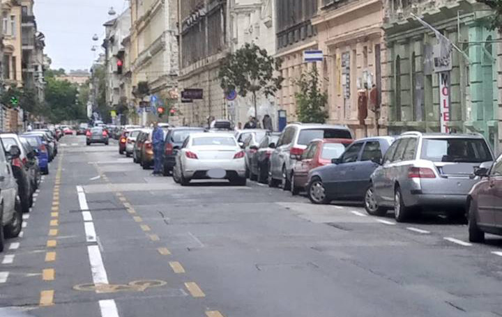 A parkolókra ráparkolva parkolnak az autósok a 6. kerületben