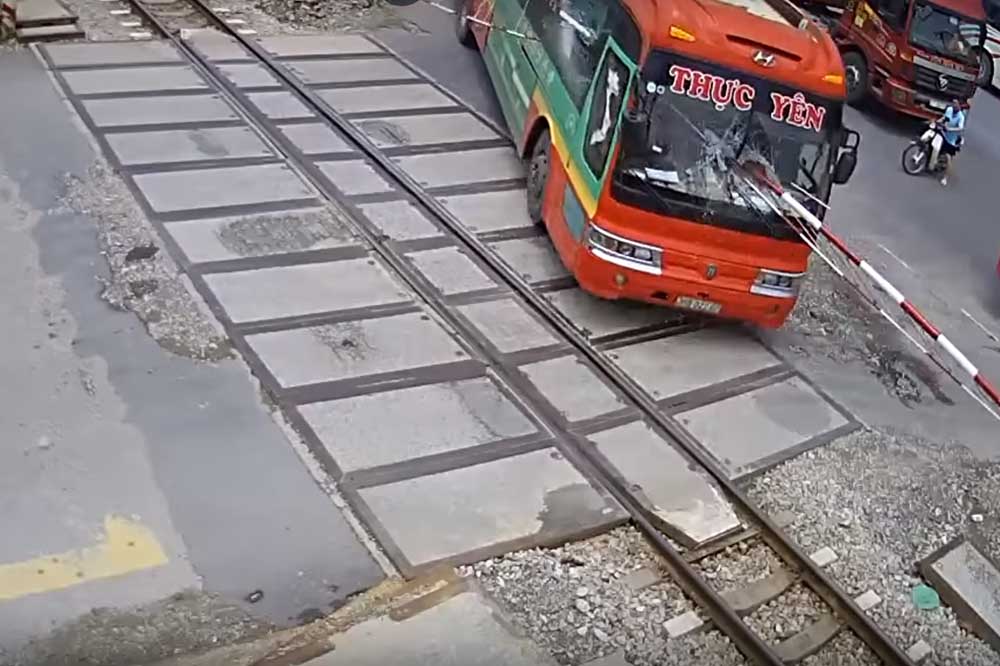 VIDEÓ: Atyaég mit művelt ez a vietnámi buszsofőr??? Nyársalt elől-hátúl