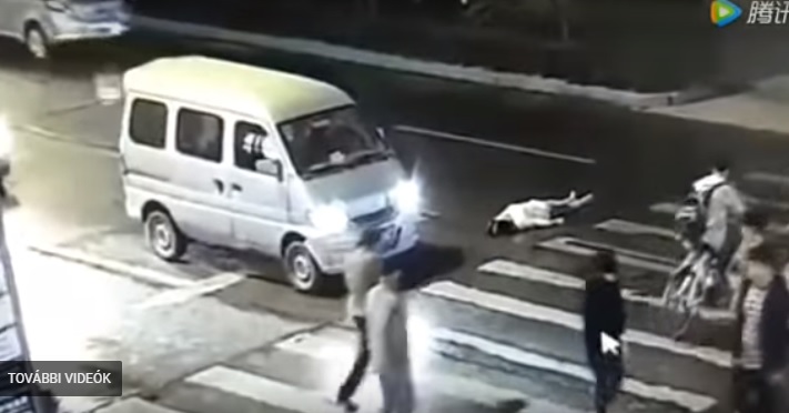 Videó – Elgázolták, majd át is hajtottak rajta: senki sem segített a szerencsétlen asszonyon