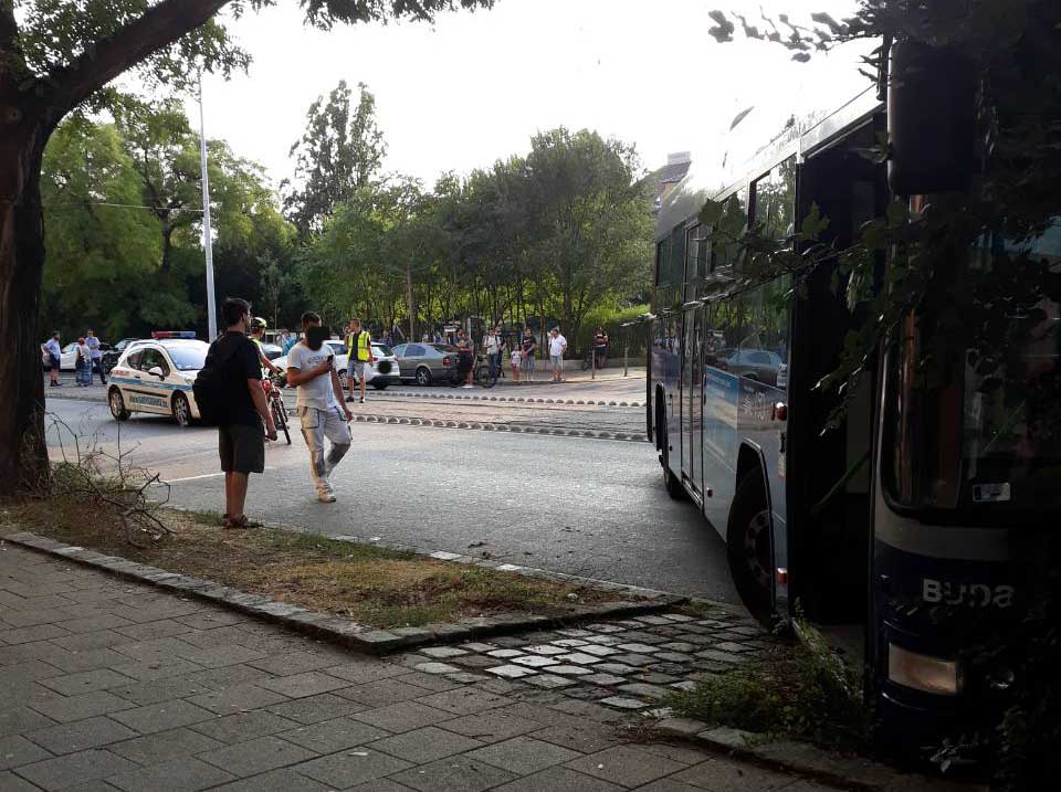 Busz keresztben a Fehérvári út – Kanizsai u. sarkon