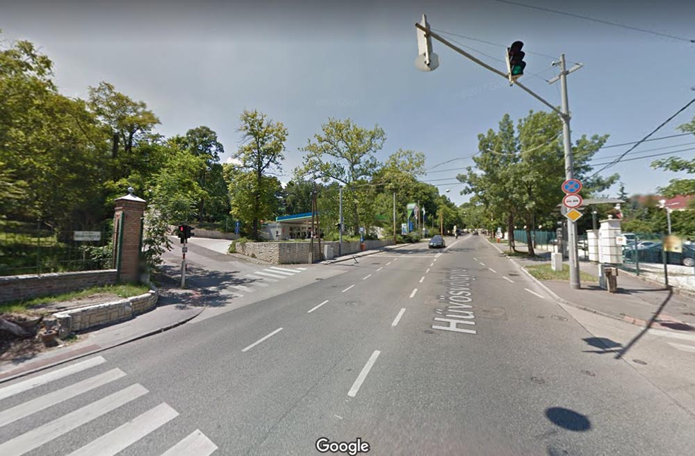 A Hűvösvölgyi úton rendszeresen, lassítás nélkül, a piroson mennek át a Nyéki úti kereszteződésben az autósok