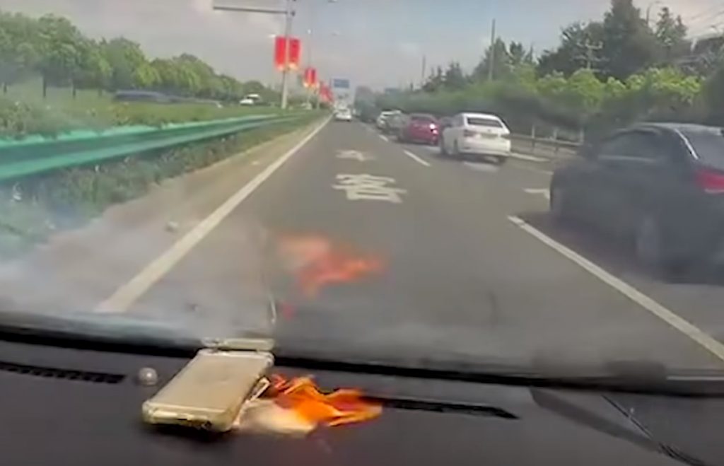 VIDEÓ: iPhone robbant fel a műszerfalon, menet közben