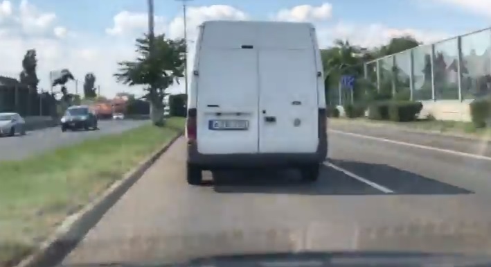 Videó – A legnagyobb hülyeséget csinálta az autópályán más sofőröket „oktató” magyar vlogger