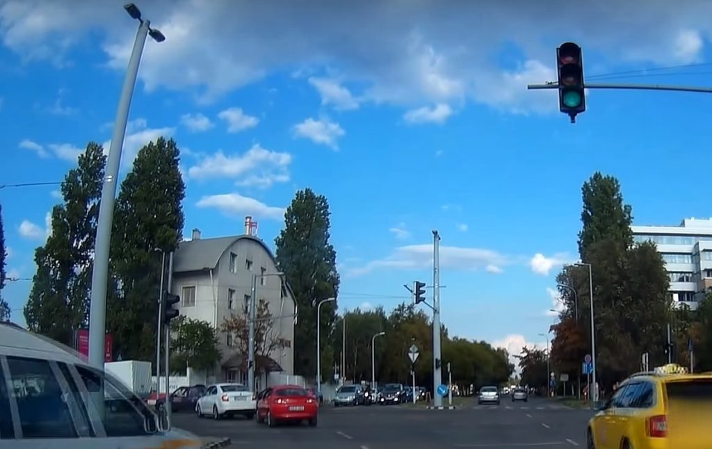 Érdekes VIDEÓ az előzékenységről és a szabálykövetésről. Első és hátsó kameranézet.