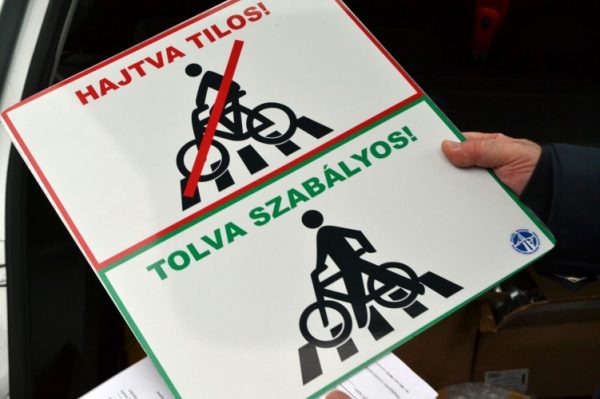 Videó – Láttatok már zebrán átkelő autóst?