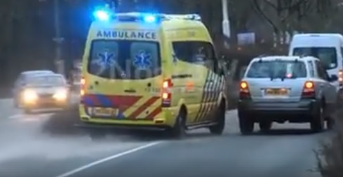 Videó – Ez a sofőr nem igazán volt tisztában azzal, mit kell tenni, amikor szirénázó esetkocsi közeledik