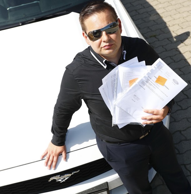 Csúnyán átverték Pétert a kétéves Mustanggal