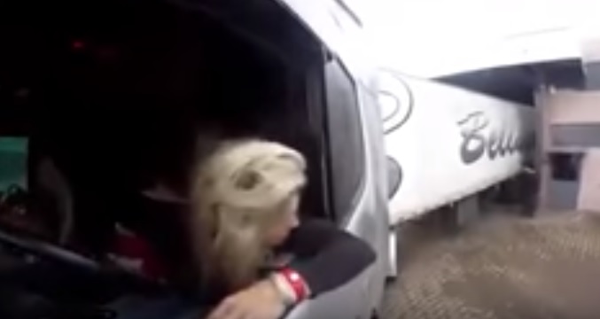 A nők nem tudnak parkolni, mi? Nézd meg ezt a videót!