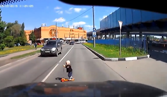 Videó – A semmiből „robogott” az útra a kisegyerek, csak a sofőrök reflexeinek köszönheti az életét