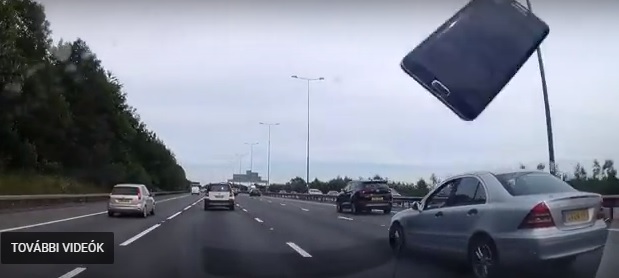 Videó – Sose találnád ki, mi „repült” az autónak az autópályán